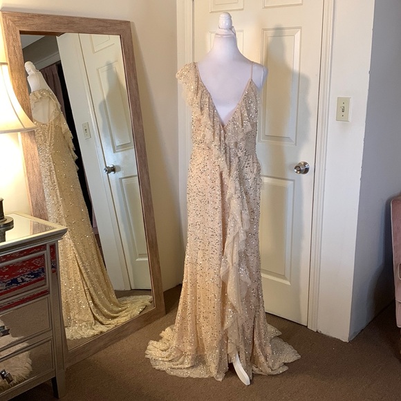 MAC DUGGAL
Embellished Ruffled Faux Wrap Sleeveless Gown - Picture 5 of 16